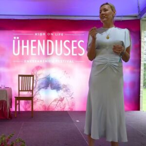 Eva Lepik loengut pidamas Ühenduses Festivalil 2025